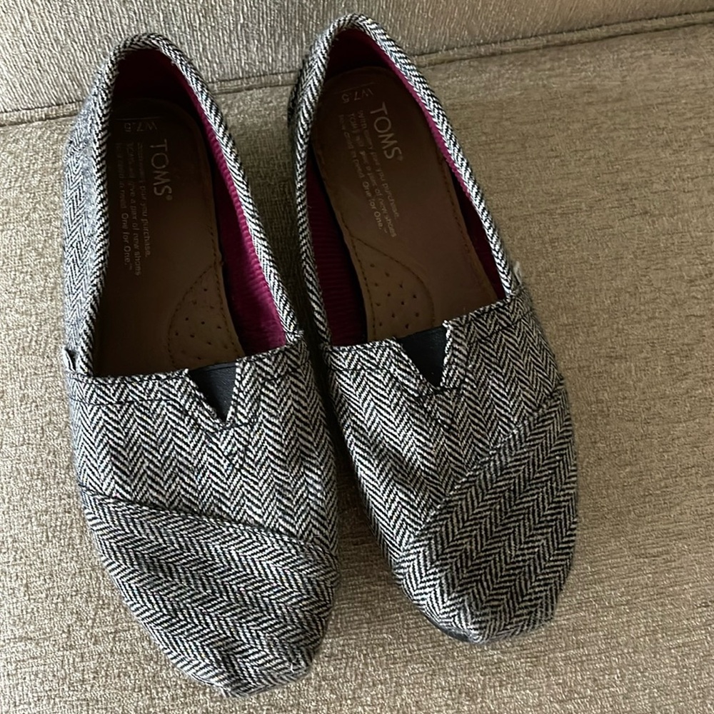 Tom’s size 7.5 black/white slip on shoes.